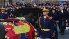 Pohřbu oblíbeného panovníka se 16. prosince 2016 zúčastnila řada jeho „poddaných“.
