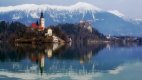 Jezero Bled a jeho miniostrůvek s kostelem Nanebevzetí Panny Marie.
