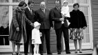 Fotografie královské rodiny se švédským králem Karlem Gustafem. Zleva: Sonja, král Karel Gustaf, princezna Märtha Louise, norský král Olav, korunní princ Harald, princ Haakon Magnus a Haraldova sestra princezna Astrid.