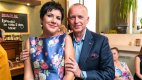 S Janou Petrákovou, majitelkou Salonu Korunka, kam Karel Voříšek rád chodí odpočívat, jsou podle jeho slov ,naladěni na stejnou vlnu‘.