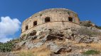 Pevnost na ostrově Spinalonga, kde ještě v padesátých letech minulého století odloučeně od společnosti žili malomocní.