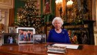 Královna Alžběta II. ve své pracovně během Vánoc 2019.