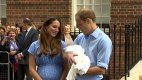 Šťastní rodiče Kate a Charles s prvorozeným Georgem (23. červenec 2013).