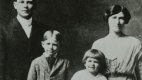 Otec John, matka Nella, bratři Neil a Ronald (1917).