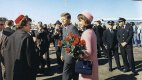 Přílet do Dallasu 22. listopadu 1953, Jackie má na sobě růžový kostýmek, který bude za několik hodin potřísněn Johnovou krví.