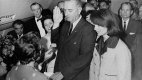 Viceprezident Lyndon B. Johnson skládá prezidentskou přísahu, Jackie stojí vedle.