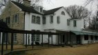 Graceland, Elvisovo sídlo v Memphisu. V současnosti je tady jeho muzeum, údajně druhé nejnavštěvovanější místo v USA, prvním je Bílý dům ve Washingtonu.