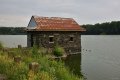 Domeček na hrázi Litovického rybníka.
