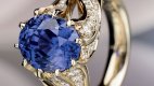 Luxusní prsten z bílého zlata s 87 diamanty a modrým safírem.