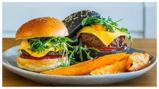 Domácí hovězí burger s batátovými hranolkami