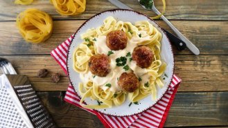 Švédské masové kuličky se smetanovou omáčkou