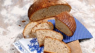 (Nejen) podzimní pečení (2): Škvarkový chléb z kvasu