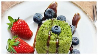 Bábovka v hrníčku s matcha tea