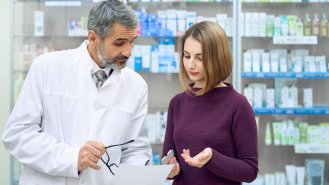 Uvízli jste na letišti bez léků? Lékárnice radí, jak si o ně říct v cizině