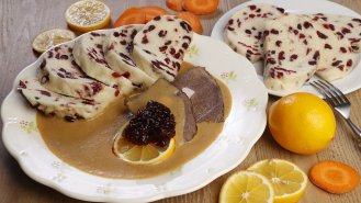 Comeback knedlíků a recept na kynutý houskový knedlík s brusinkami