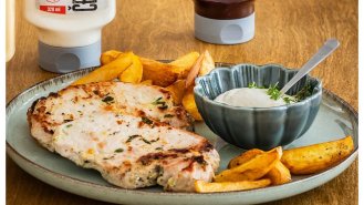 Česnekové kotlety s belgickými hranolkami