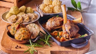 Jehněčí kolínko s pečeným knedlíkem Láznička