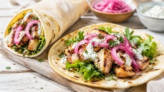 Tortilla s nakládanou červenou cibulí a kuřecím masem