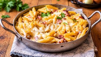 Zapečené těstoviny s brynzou a slaninou