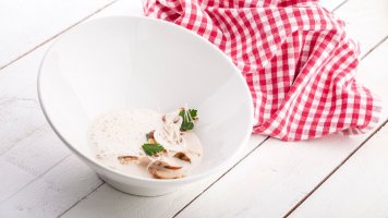 Chlebová polévka s houbami a sýrem Asiago stravecchio
