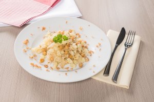 Bramborové halušky se zelím a cizrnou