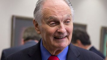 Alan Alda (83): Manželku sbalil na rumový dort