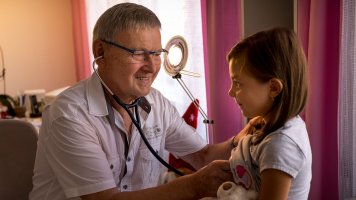 MUDr. Ladislav Hanousek: „Horečka není nemoc, je to příznak toho, že se organismus brání.“