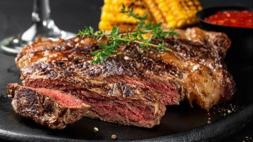 Steak z vysokého roštěnce s espresso–chilli marinádou a karamelizovanou kukuřicí