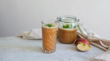 Jablečná limonáda s nektarinkou a meduňkou