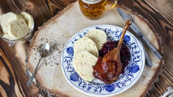 Husí stehno, řepné zelí, houskový knedlík – Krok za krokem