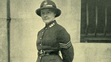 Lilian Wyles (†89): Detektiv v sukni aneb To Scotland Yard ještě nezažil
