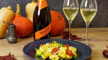 Dýňové tortellini s bazalkou, parmazánem a cherry rajčátky