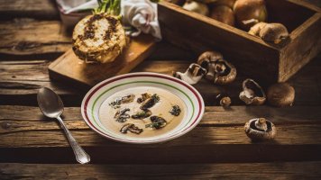 Polévka z pečeného celeru se žampiony