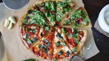 Domácí pizza margherita s rukolou