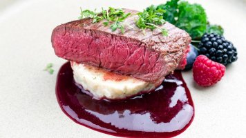 Tenderloin s malinovým přelivem a bramborovou kaší
