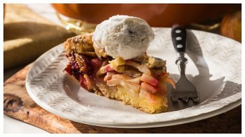 Jablečný koláč se švestkami