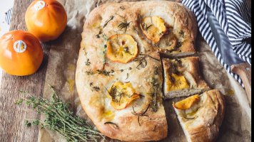 Focaccia s rozmarýnem a kaki