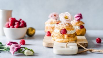 Valentýnské větrníčky Choux au Craqueline s malinami a šlehačkou