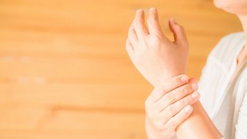 Úrazy na ledu: Kdy je lepší navštívit dřív fyzioterapeuta než chirurga?