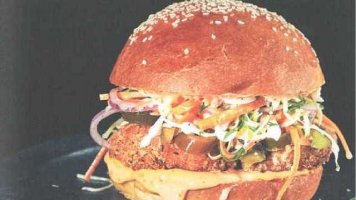 Hamburger se smaženým kuřetem a salátem coleslaw