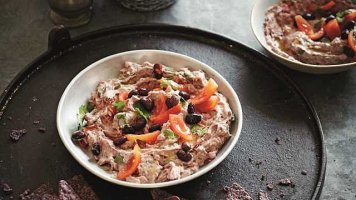 Dip z černých fazolí s modrými tortilla chipsy