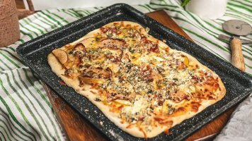 Pizza s modrým sýrem, jablky a slaninou