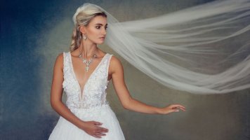Květen se stává oblíbeným měsícem svateb! Nevěstám sluší šperky z ryzích materiálů