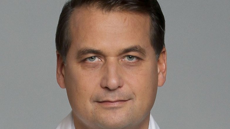 Je pravda, že roztroušená skleróza postihuje dvakrát častěji ženy než muže a začíná většinou mezi 20. a 40. rokem věku?