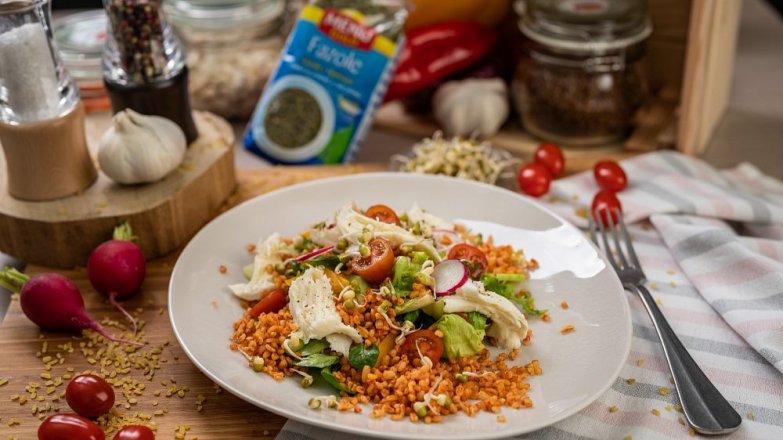 Rajčatový bulgur se salátem a mozzarellou