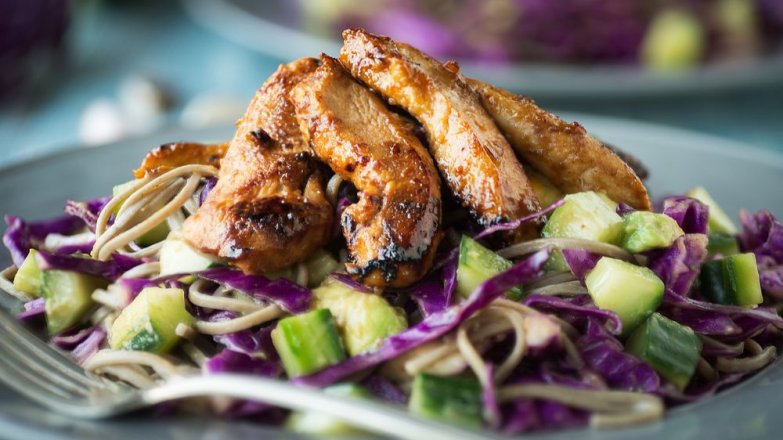 Salát z červeného zelí s kuřetem