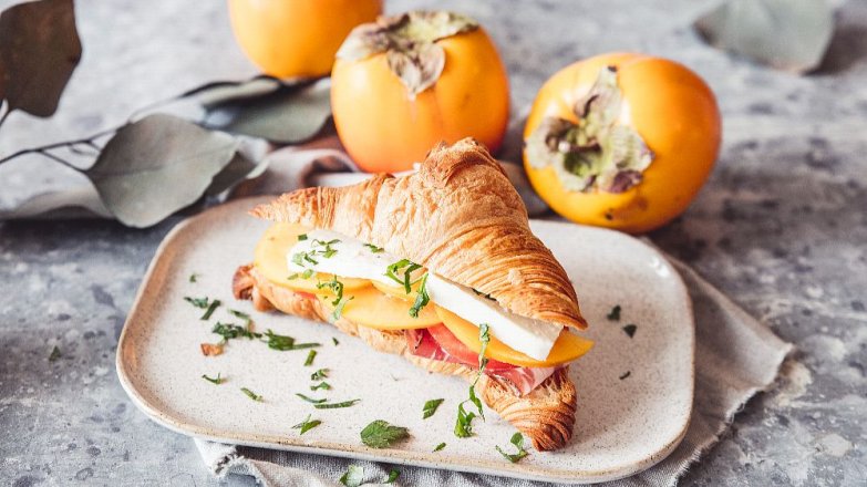 Obložený croissant s kaki a balkánským sýrem