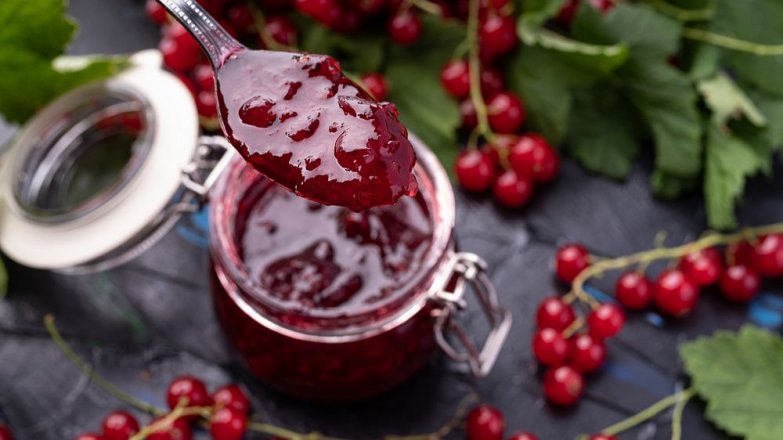 Pikantní čatní z rybízu a červené cibule