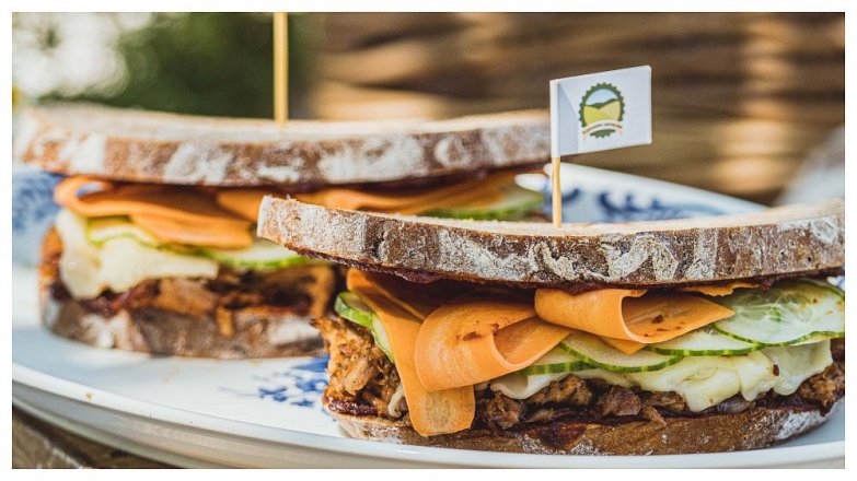 Žitný chléb s trhaným masem