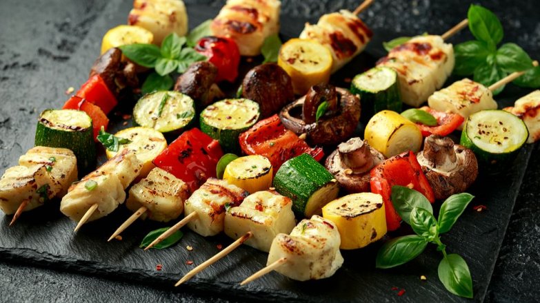Grilované špízy se sýrem halloumi + 5 rad, jak grilovat sýry